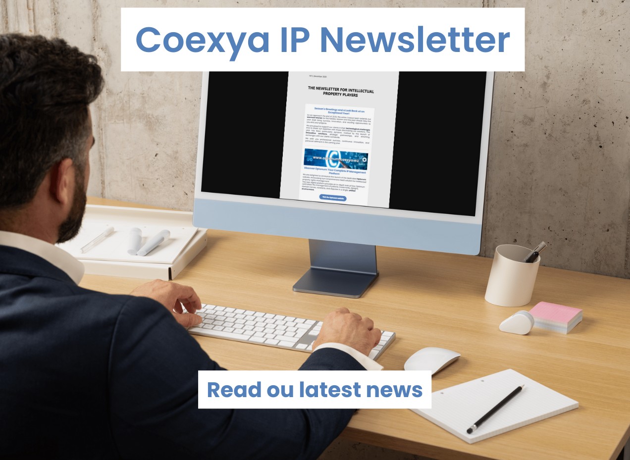 Image of a man at his desk reading a newsletter on his computer to illustrate the release of Coexya's newsletter on intellectual property.