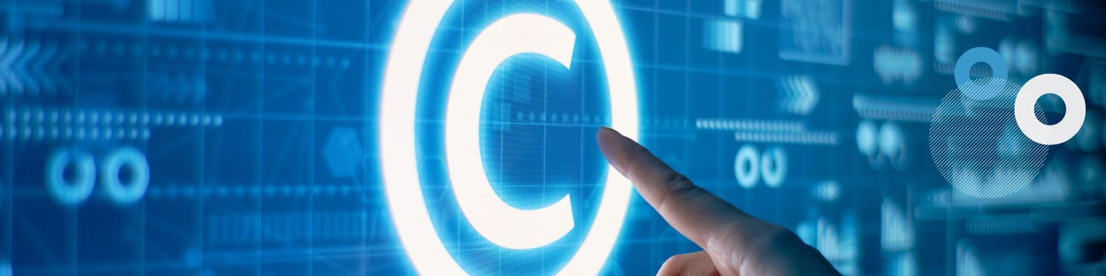 The image shows a finger pointing at a large copyright symbol “©” displayed on a blue digital background. It illustrates the Optonum solution, a centralized tool for managing intellectual property.